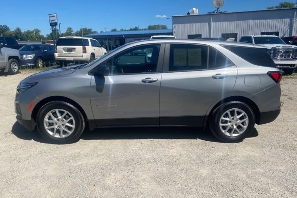 2023 Chevrolet Equinox LS photo 1