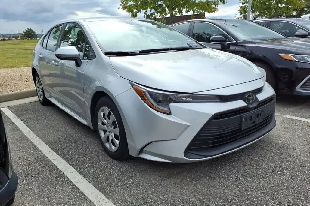 2024 Toyota Corolla LE photo 1