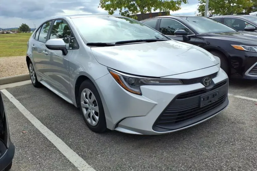 2024 Toyota Corolla LE photo 1