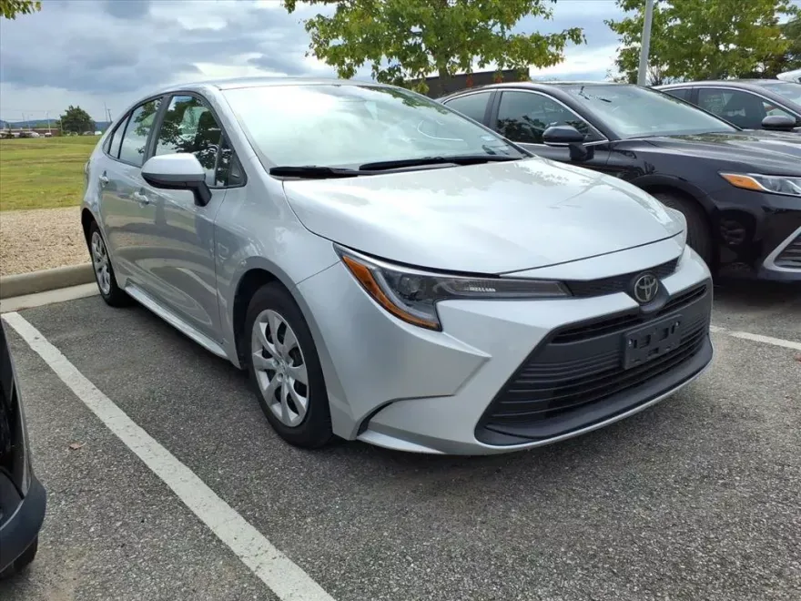 2024 Toyota Corolla LE photo 1