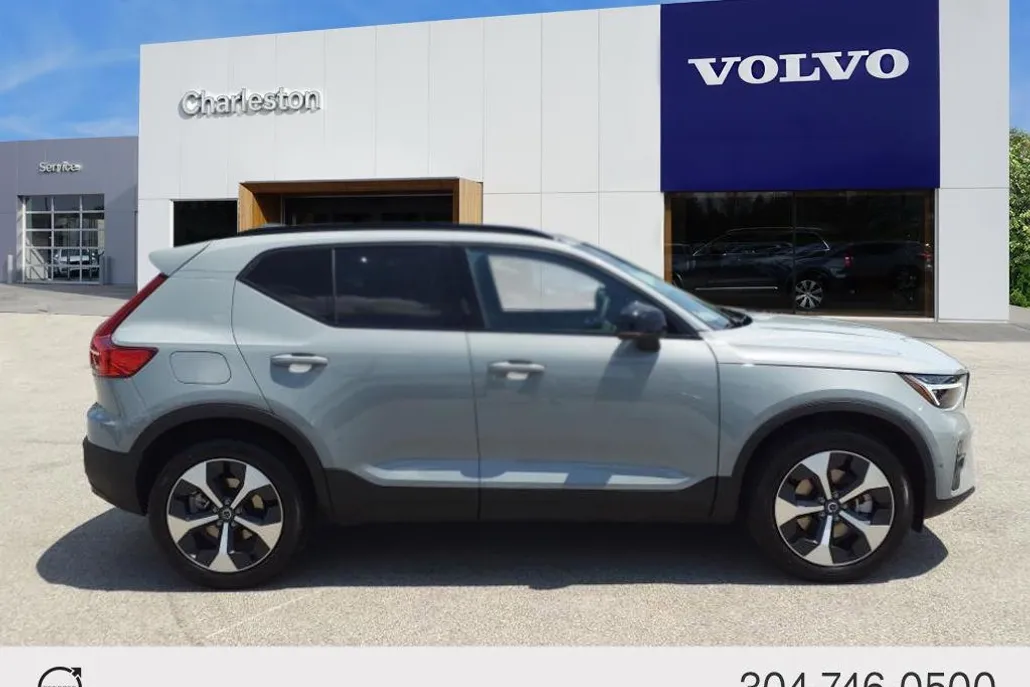 2025 Volvo XC40 Plus photo 1