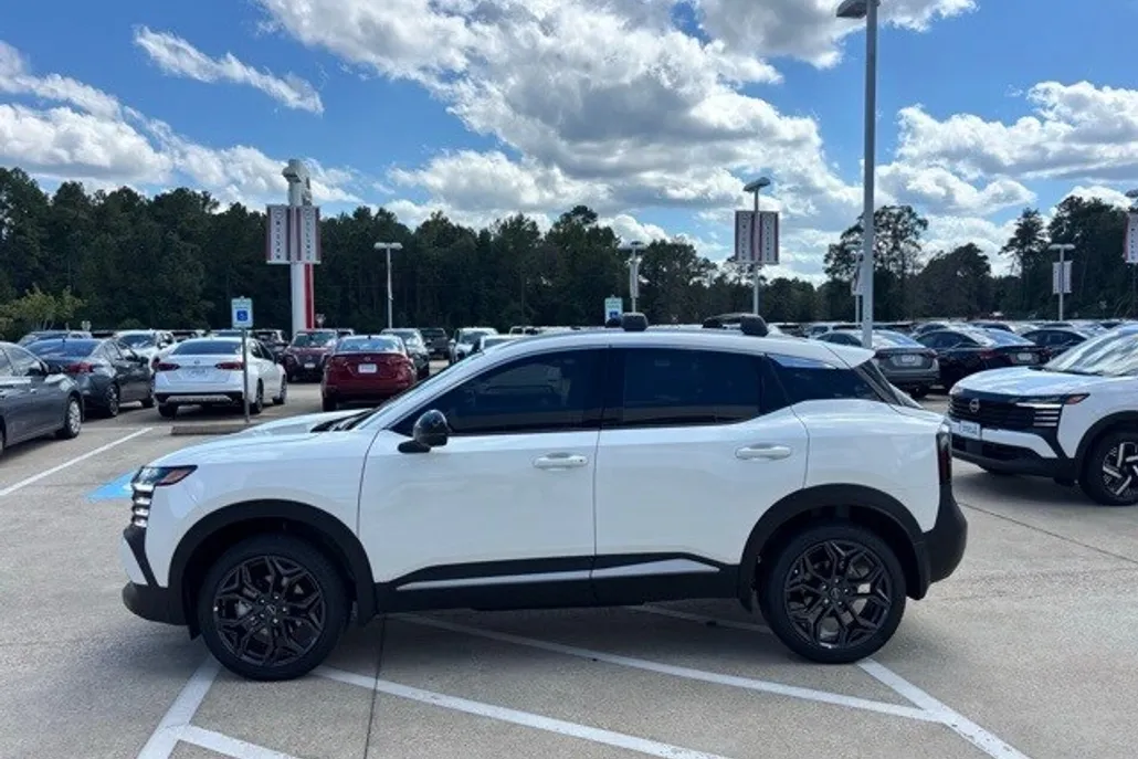 2026 Nissan Kicks SR photo 1