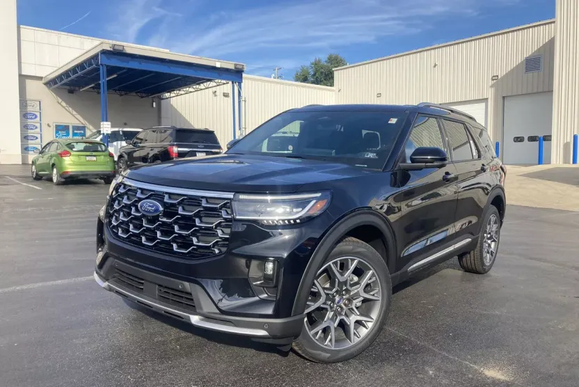 2025 Ford Explorer Platinum photo 1