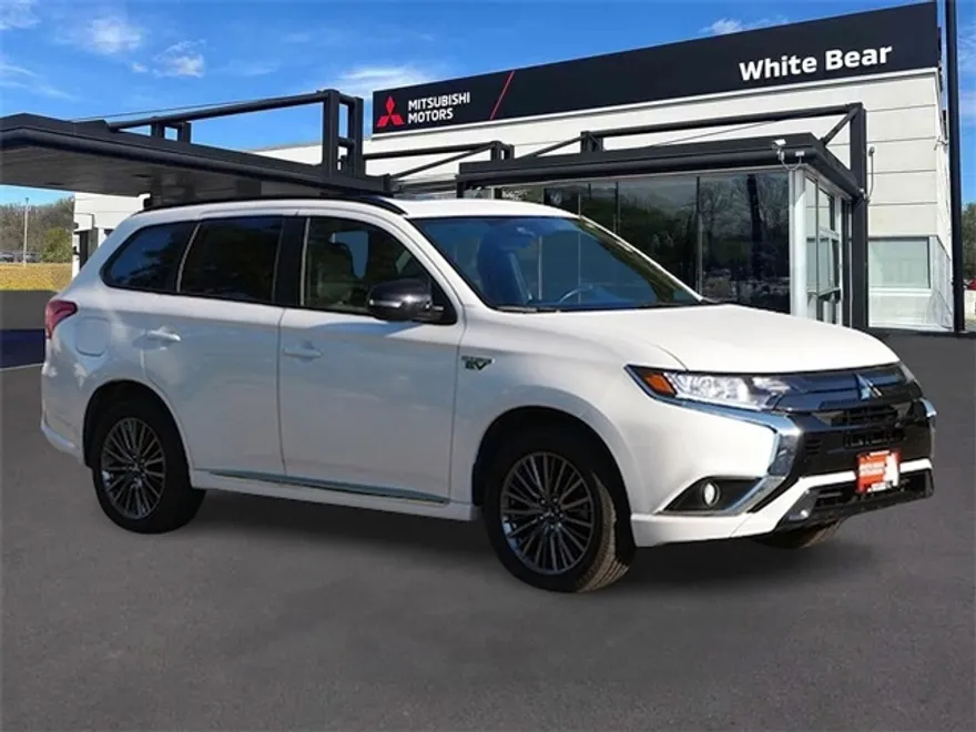 2021 Mitsubishi Outlander PHEV LE photo 1