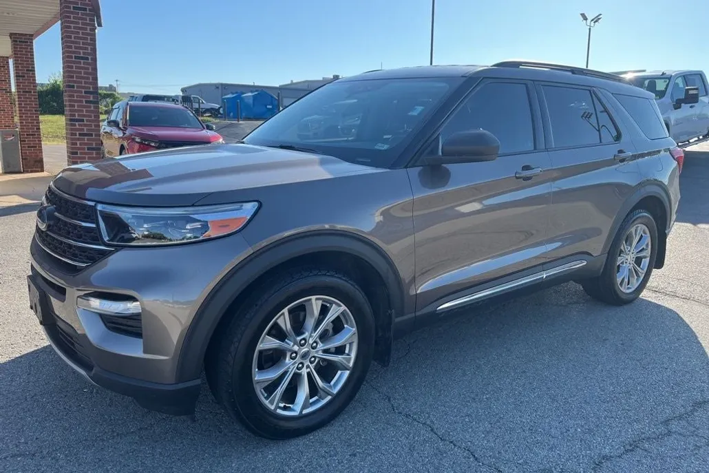 2021 Ford Explorer XLT photo 1