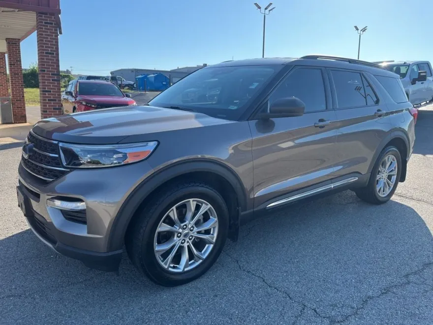 2021 Ford Explorer XLT photo 1