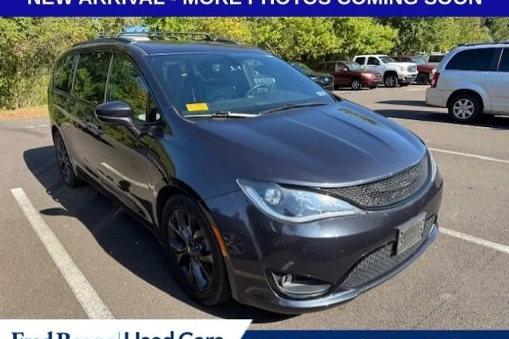 2019 Chrysler Pacifica Limited photo 1