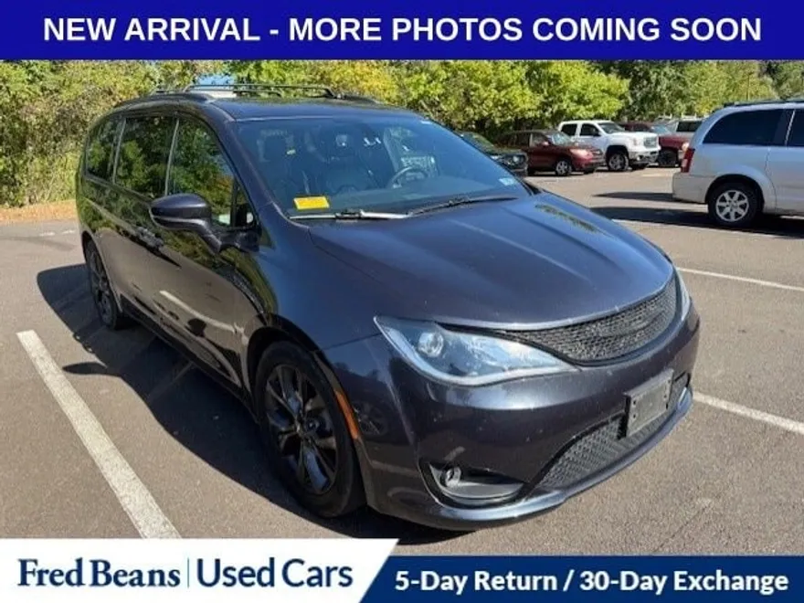 2019 Chrysler Pacifica Limited photo 1