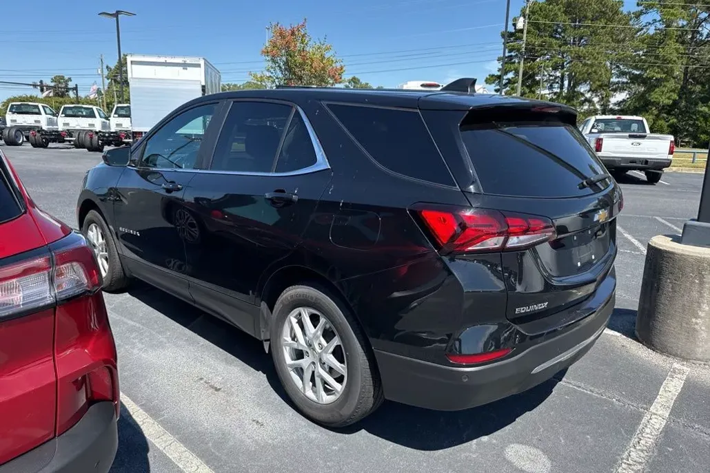 2024 Chevrolet Equinox LT photo 1
