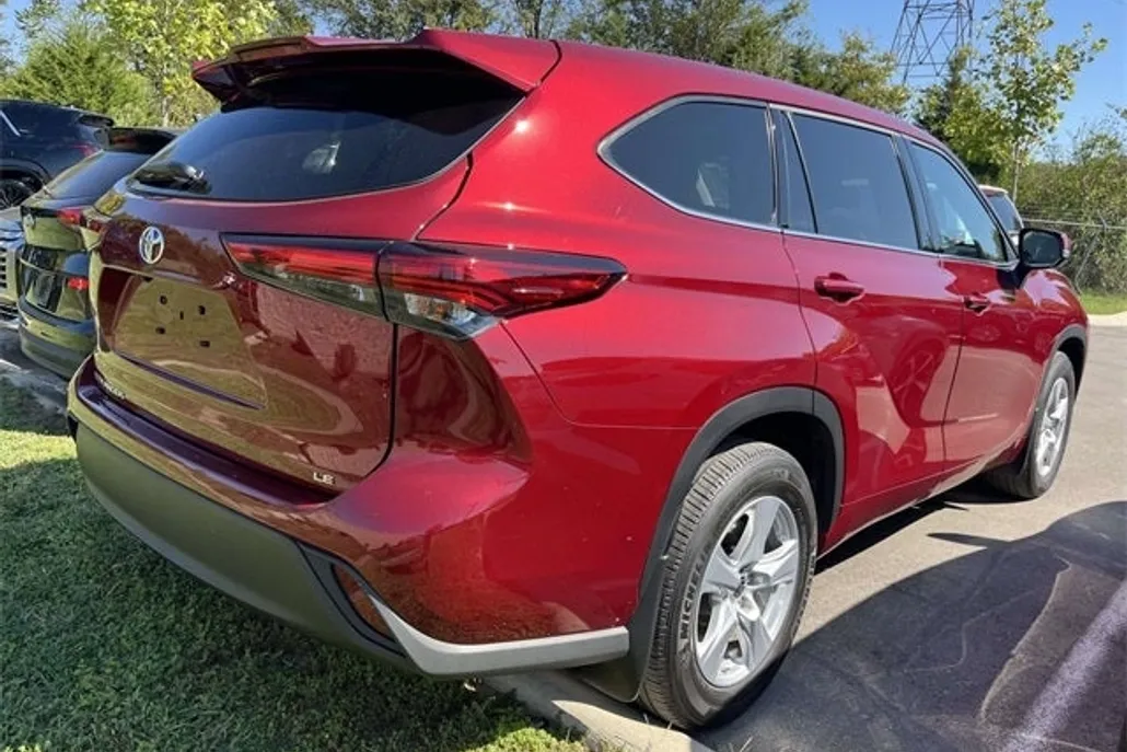 2022 Toyota Highlander LE photo 1