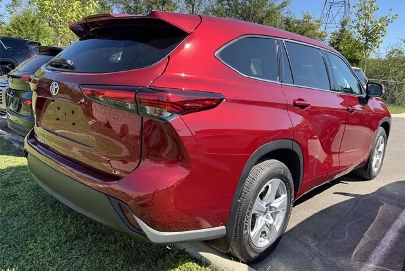 2022 Toyota Highlander LE photo 1