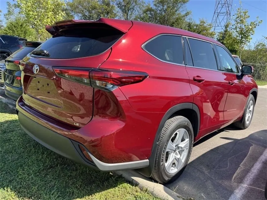 2022 Toyota Highlander LE photo 1