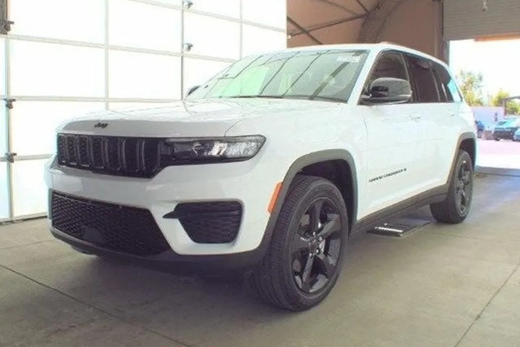 2023 Jeep Grand Cherokee Altitude photo 1