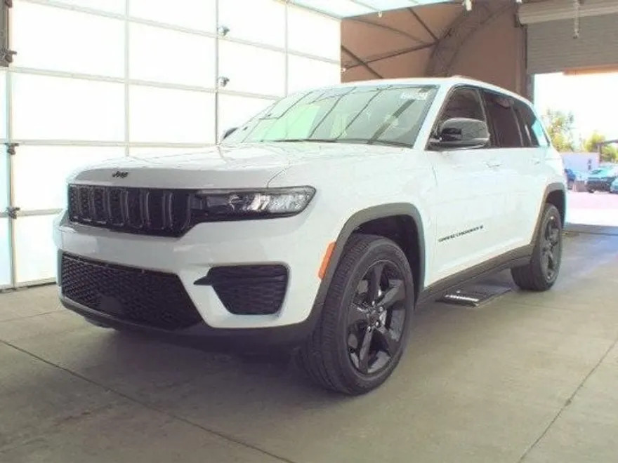2023 Jeep Grand Cherokee Altitude photo 1