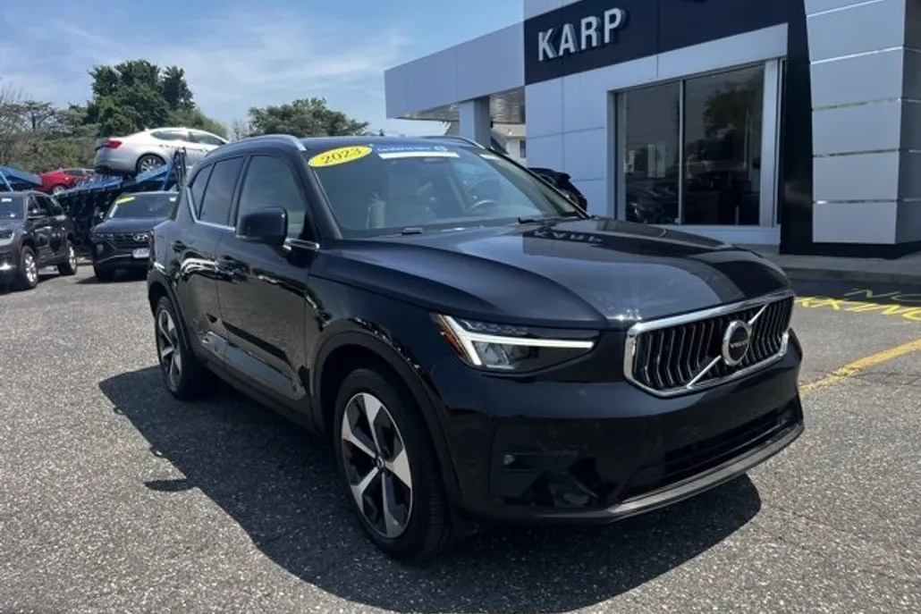 2023 Volvo XC40 AWD Plus photo 1