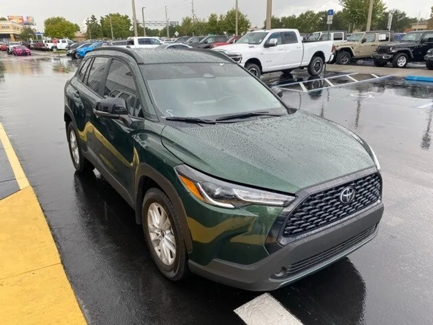 2025 Toyota Corolla Cross LE photo 1