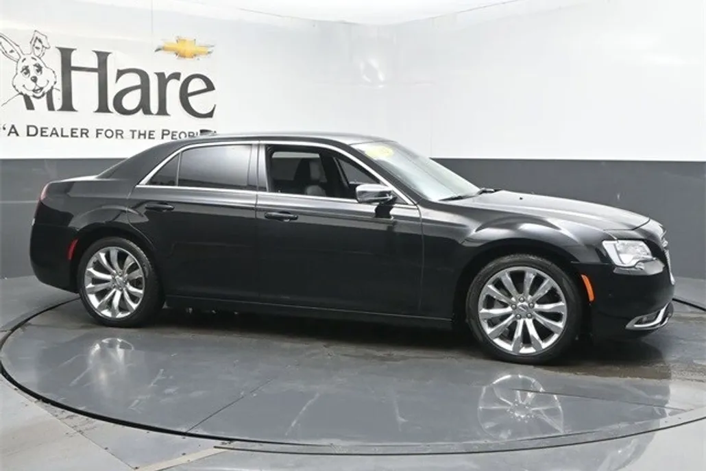 2021 Chrysler 300 Touring L photo 1