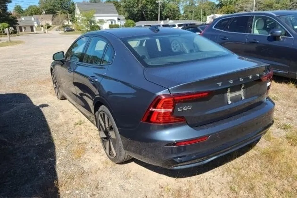 2023 Volvo S60 Recharge T8 Plus photo 1