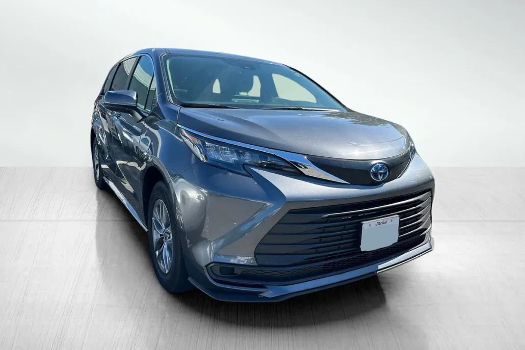 2025 Toyota Sienna LE photo 1