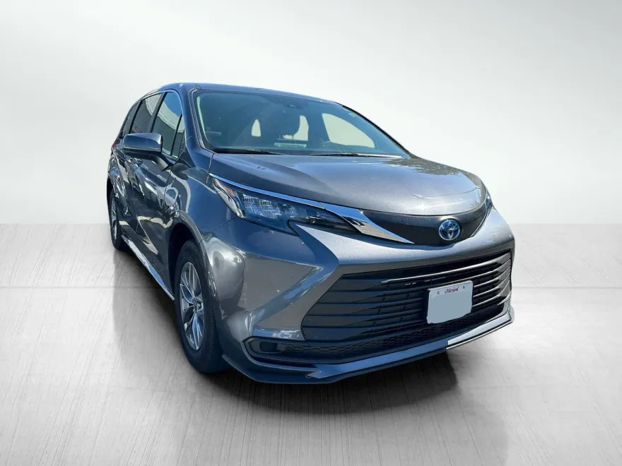 2025 Toyota Sienna LE photo 1
