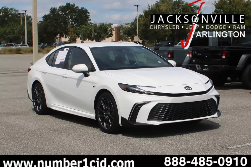 2025 Toyota Camry SE photo 1