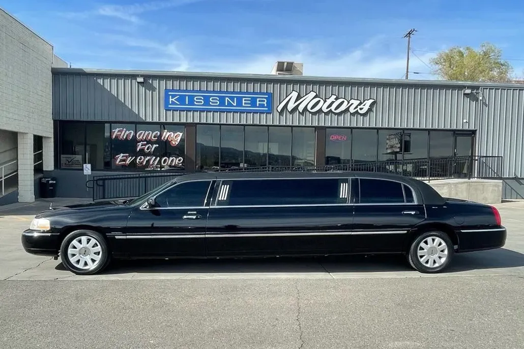 2003 Lincoln Town Car Executive photo 1