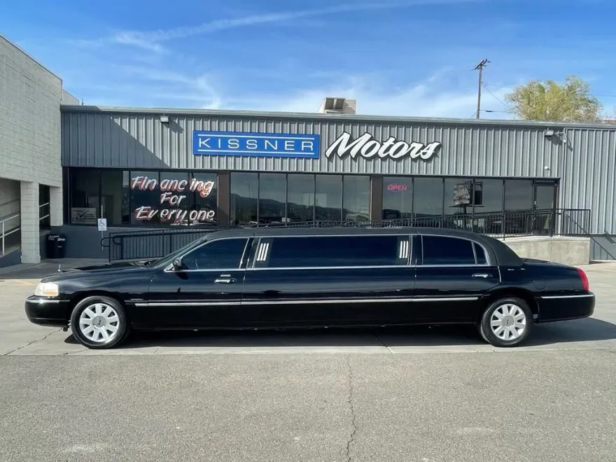 2003 Lincoln Town Car Executive photo 1
