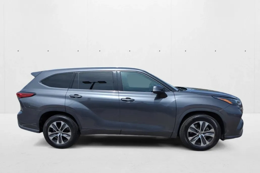 2022 Toyota Highlander XLE photo 1