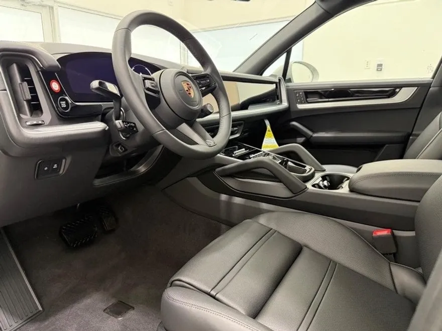 2025 Porsche Cayenne Base photo 1