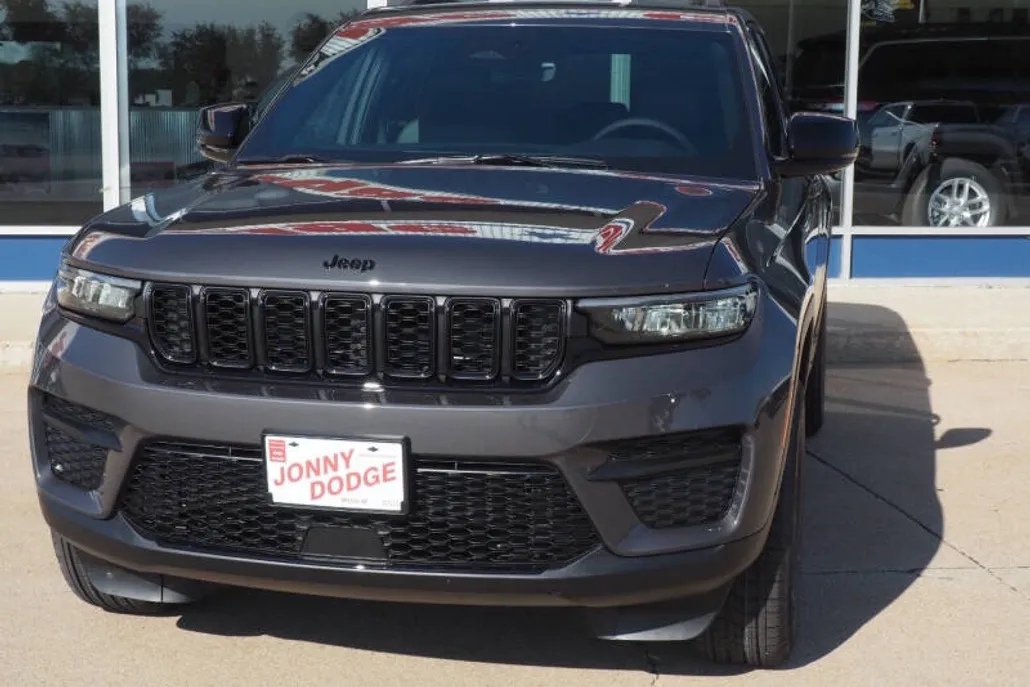 2025 Jeep Grand Cherokee Laredo photo 1