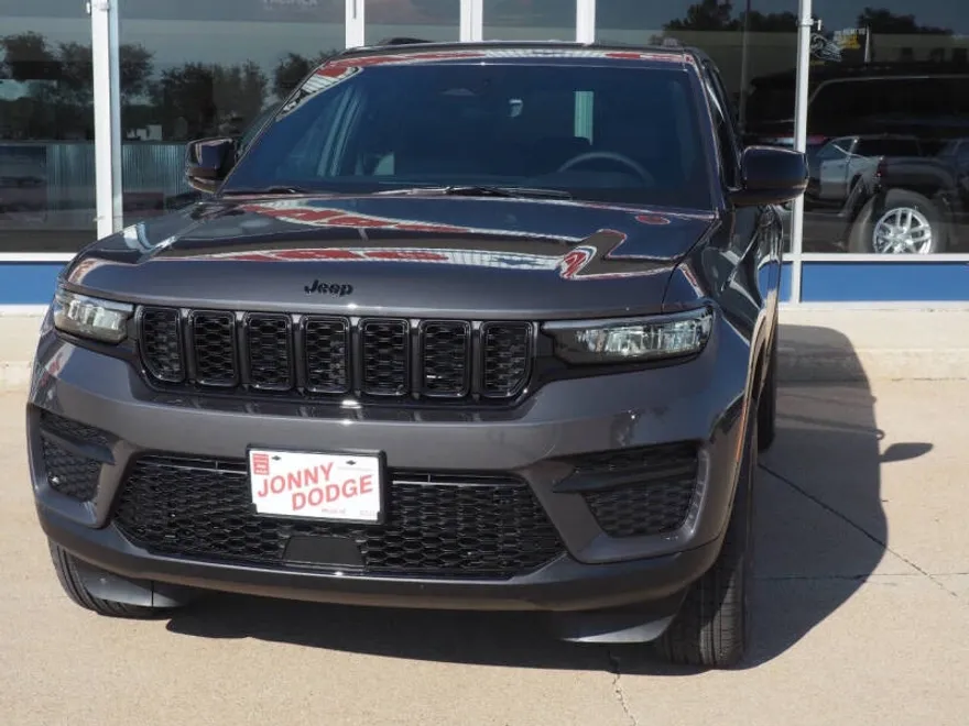 2025 Jeep Grand Cherokee Laredo photo 1