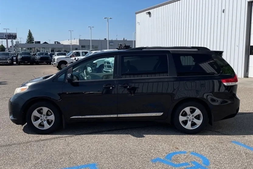 2013 Toyota Sienna LE photo 1