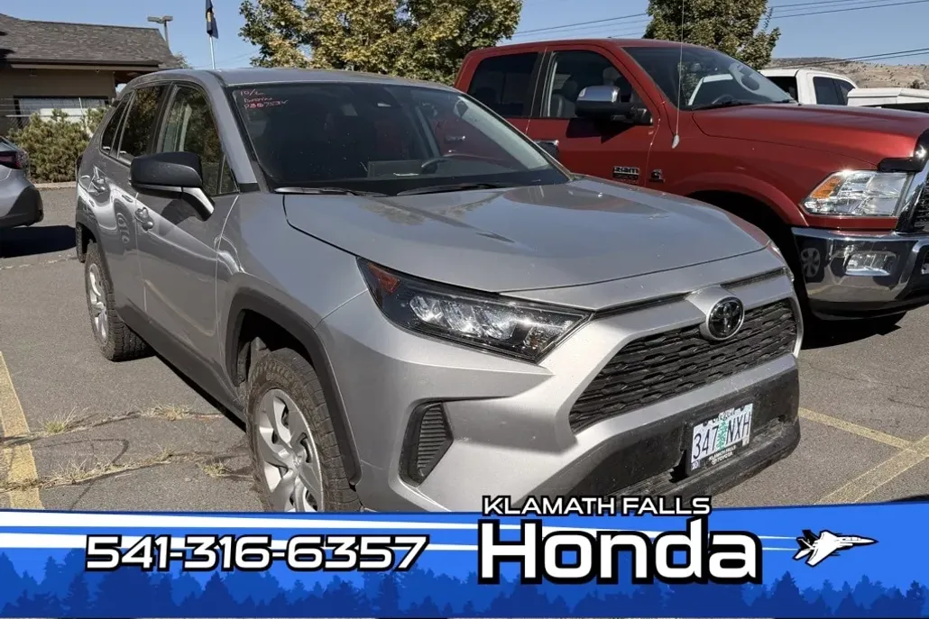 2022 Toyota RAV4 LE photo 1