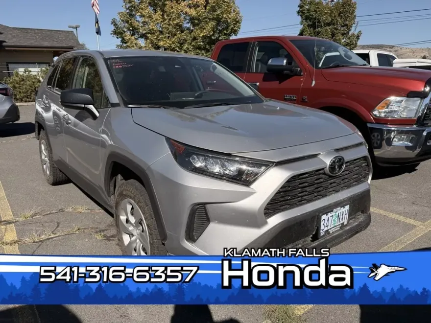 2022 Toyota RAV4 LE photo 1