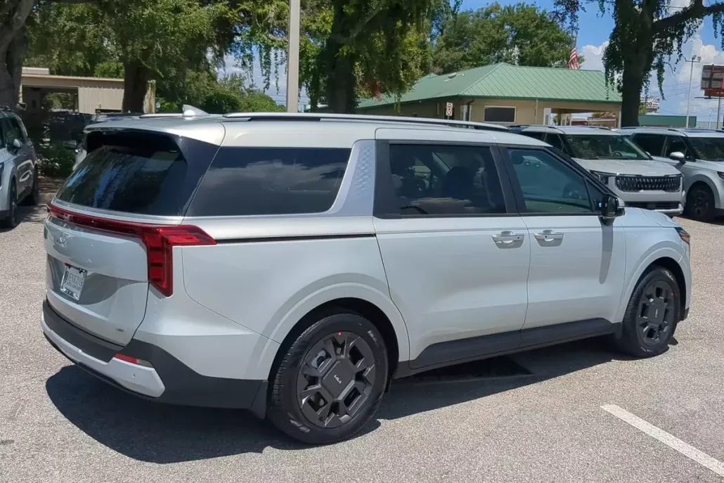 2026 Kia Carnival EX photo 1