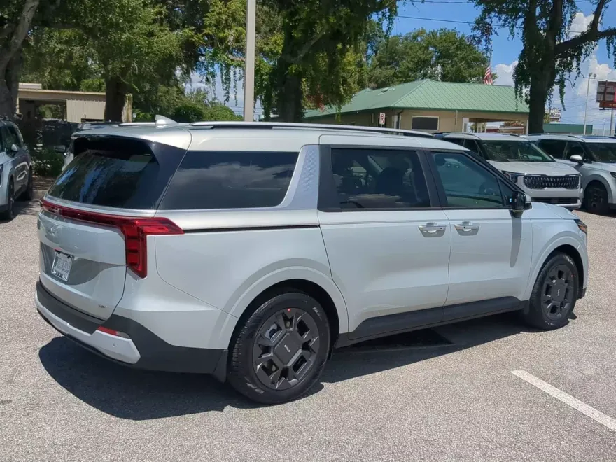 2026 Kia Carnival EX photo 1