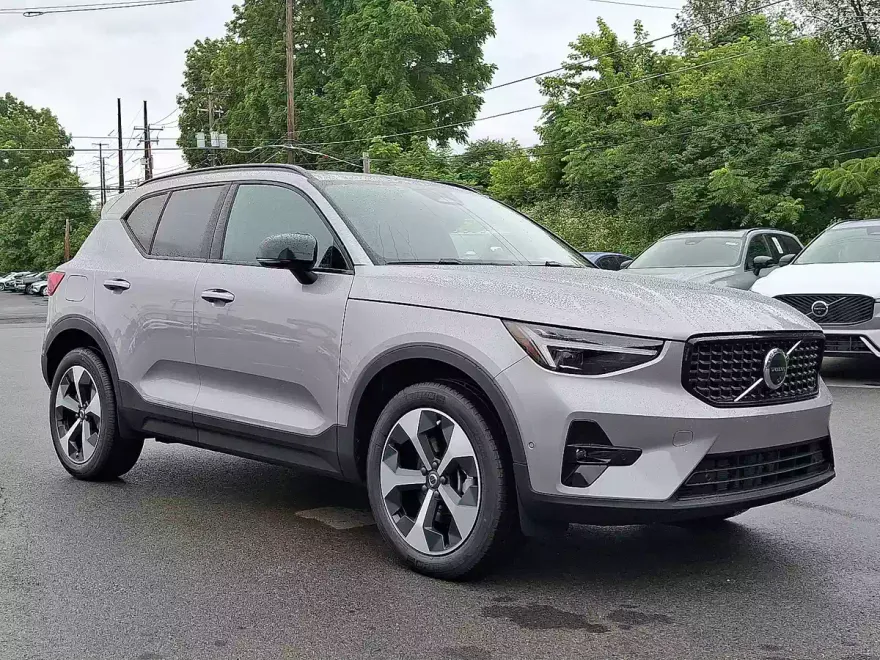 2026 Volvo XC40 Plus photo 1