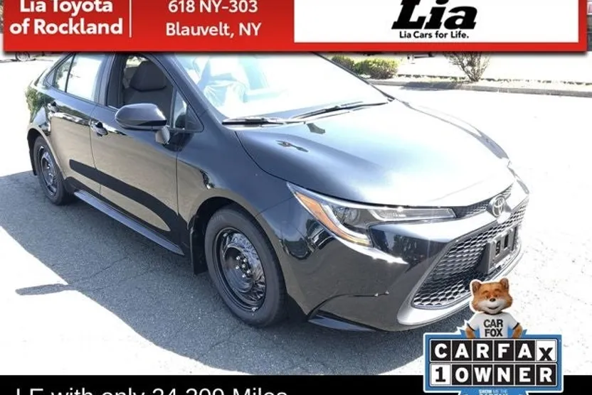 2022 Toyota Corolla LE photo 1