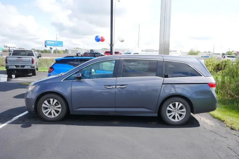 2016 Honda Odyssey SE photo 1