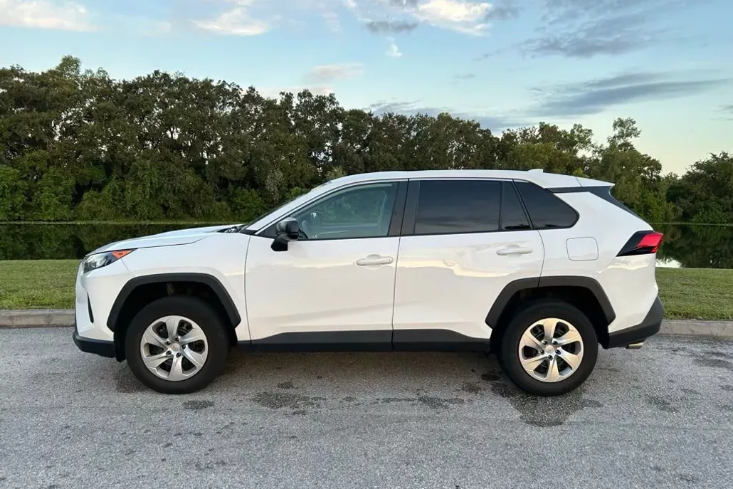 2022 Toyota RAV4 LE photo 1