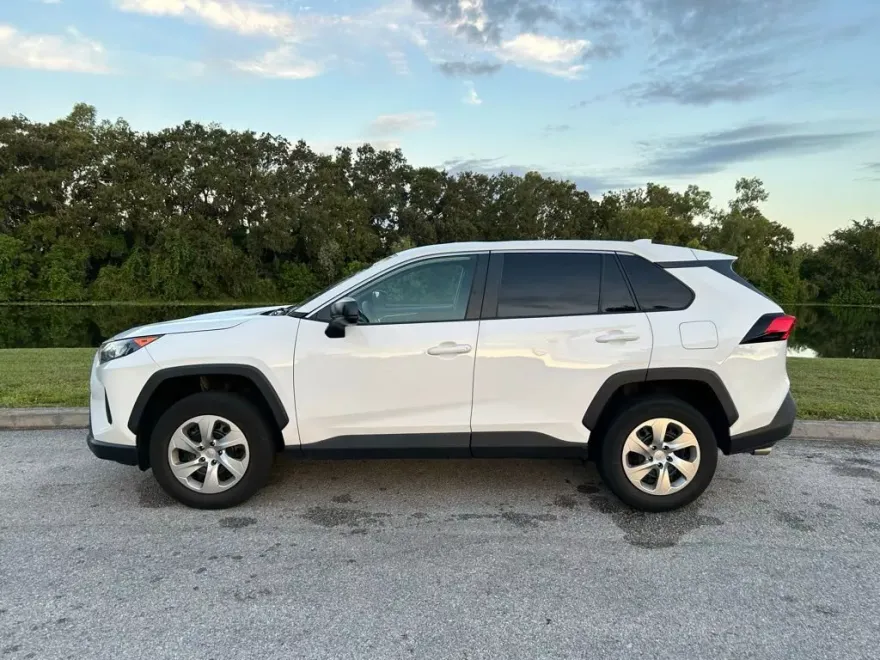 2022 Toyota RAV4 LE photo 1