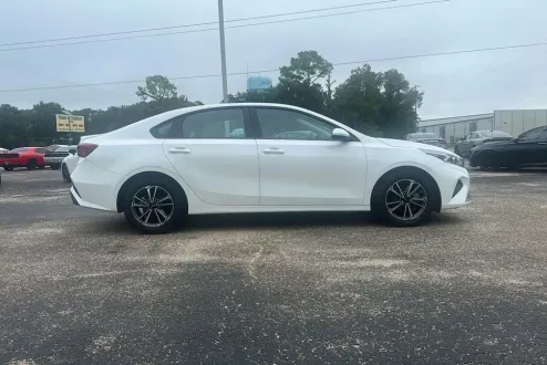 2023 Kia Forte LXS photo 3