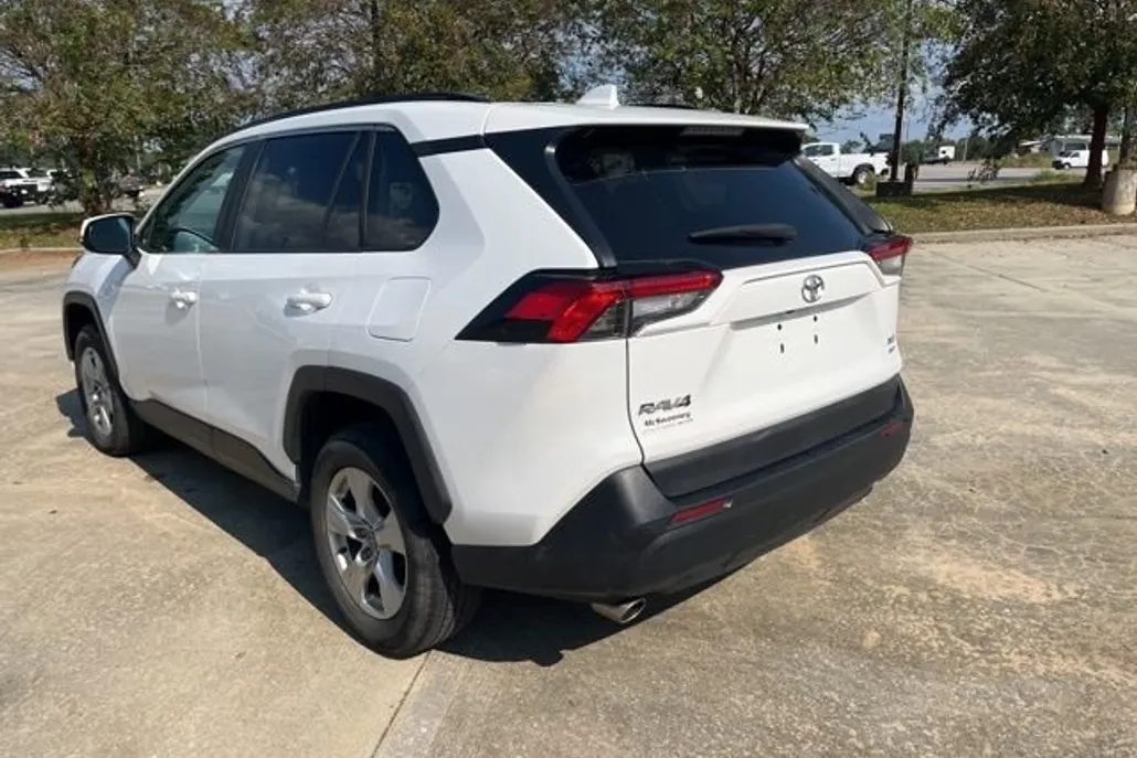 2021 Toyota RAV4 XLE photo 1