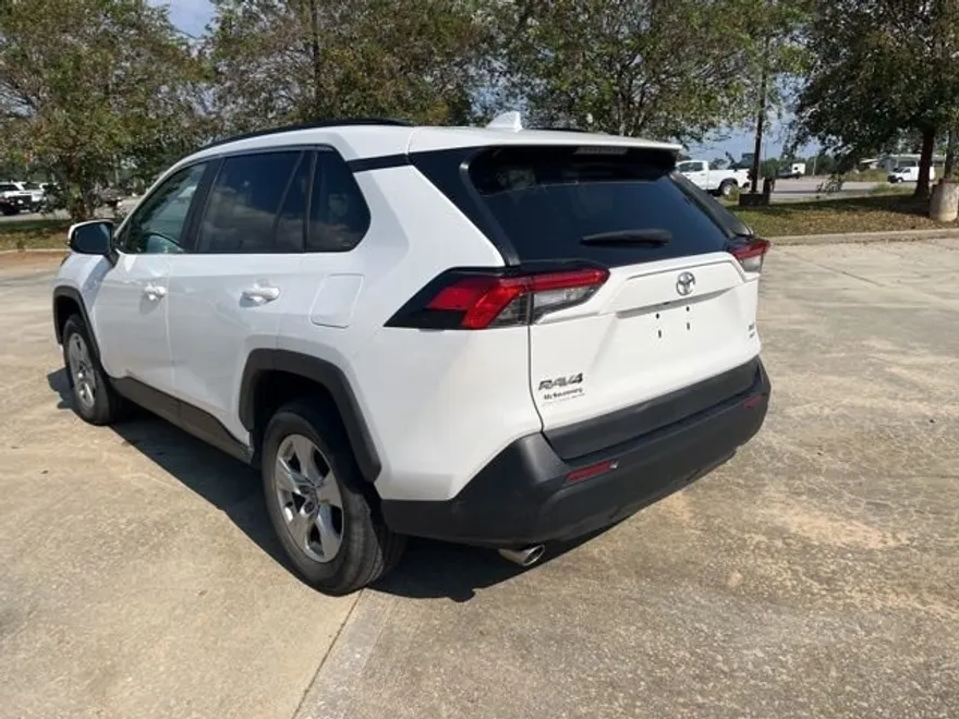 2021 Toyota RAV4 XLE photo 1