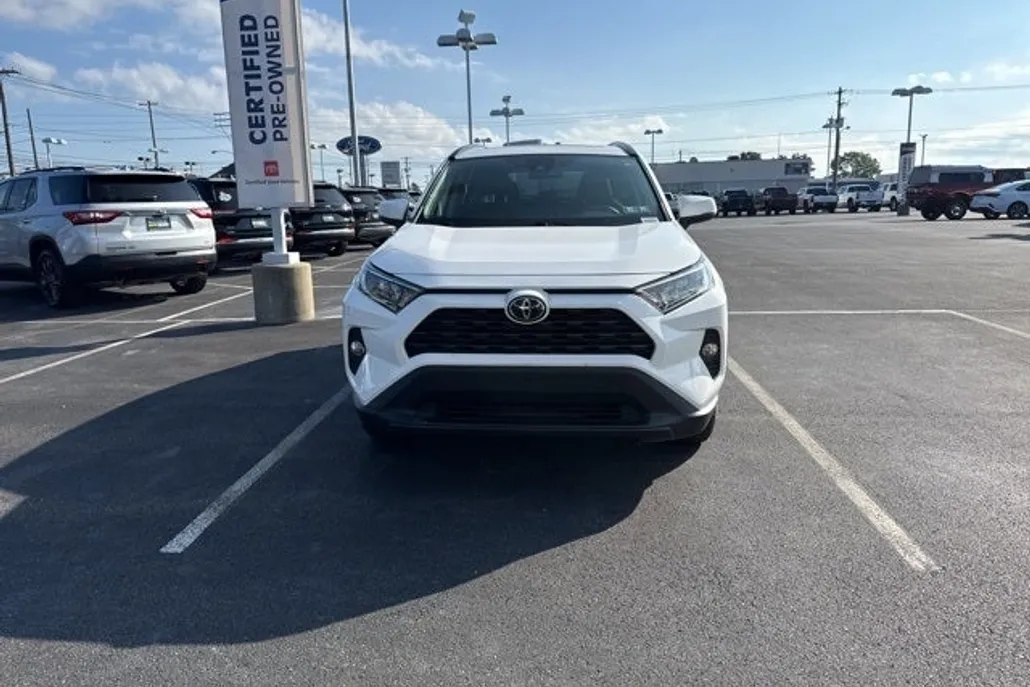 2021 Toyota RAV4 XLE photo 1