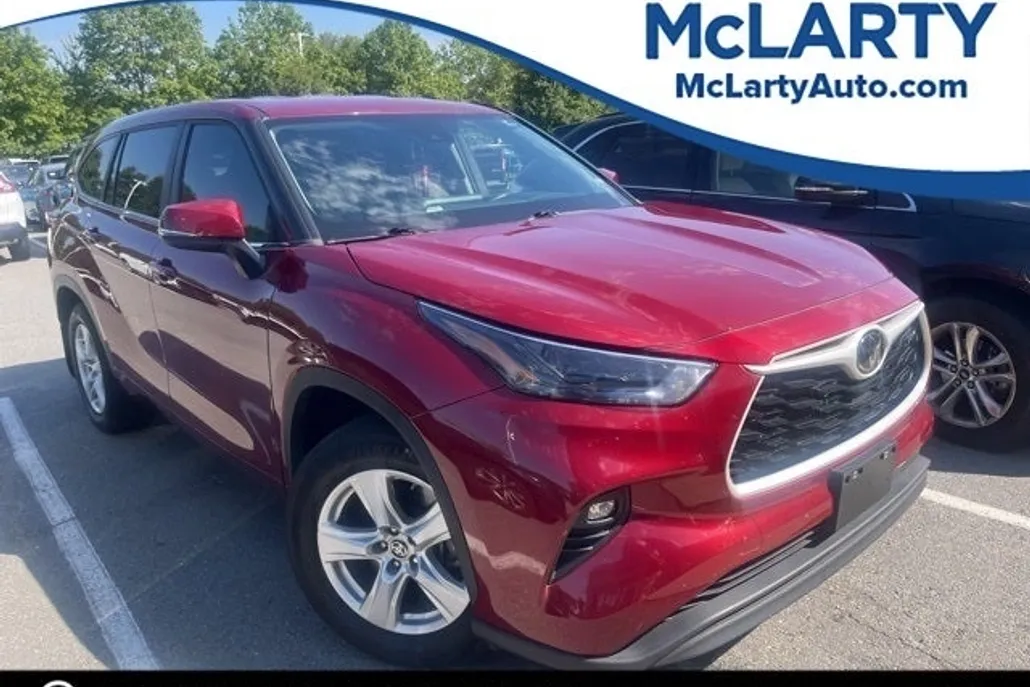 2024 Toyota Highlander LE photo 1