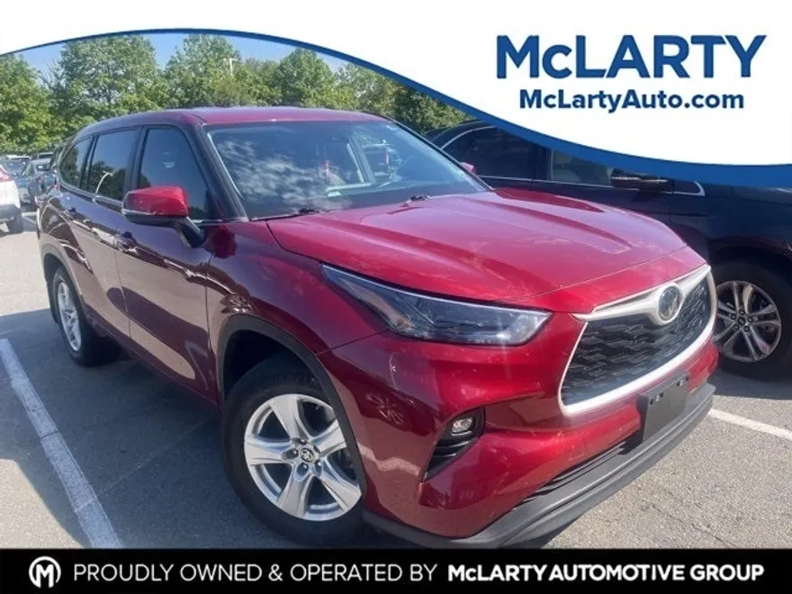 2024 Toyota Highlander LE photo 1