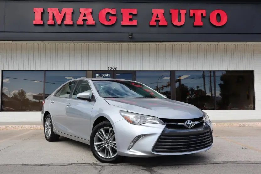 2015 Toyota Camry LE photo 1