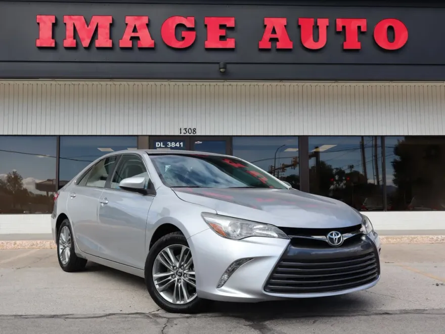 2015 Toyota Camry LE photo 1