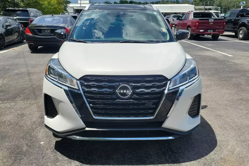 2022 Nissan Kicks SV photo 1